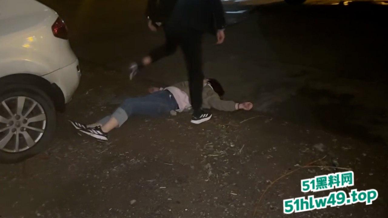 山东鲁B29E0H狗男女野外车震被原配当场抓现行，渣男强护小三暴打原配真不是人 。-6