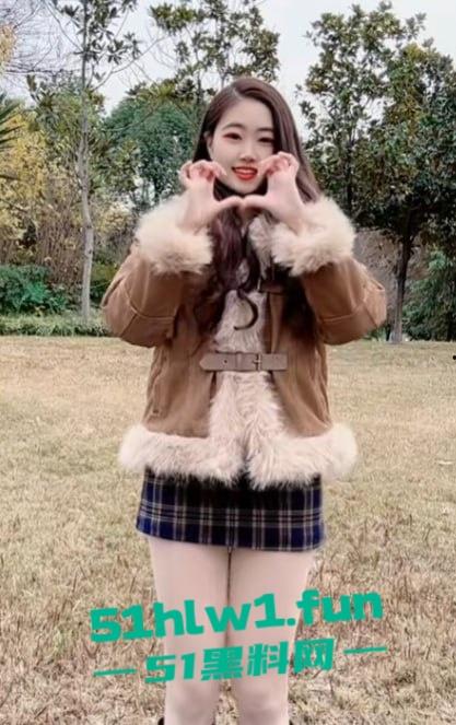 抖音小网红【屿菲】给榜一大哥定制骚视频，脱衣自慰又扭又叫，扭腰抠逼直冲镜头，骚鸡这回玩砸了！-7