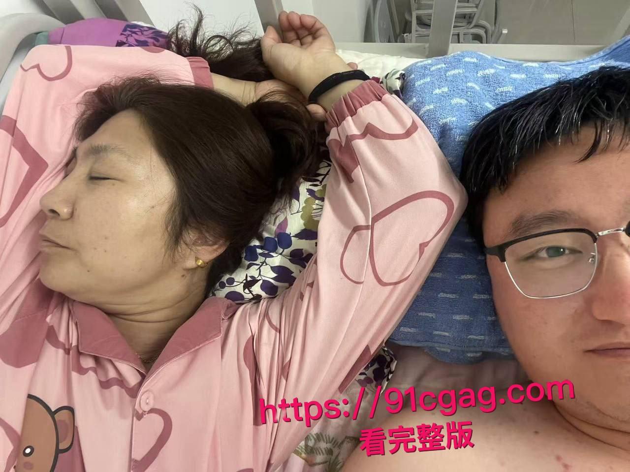 沈阳建筑大学的小鲜肉左一飞，还是个研究生，才20岁出头的嫩鸡巴小伙子，竟然跟50多岁宿舍宿管大妈搞起了火热地下恋-6