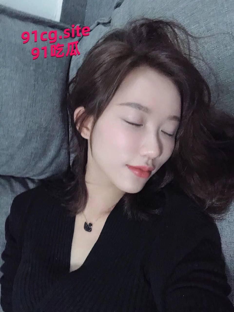 一对情侣的私密曝光，酒店开房成了他们的秘密乐园。-4