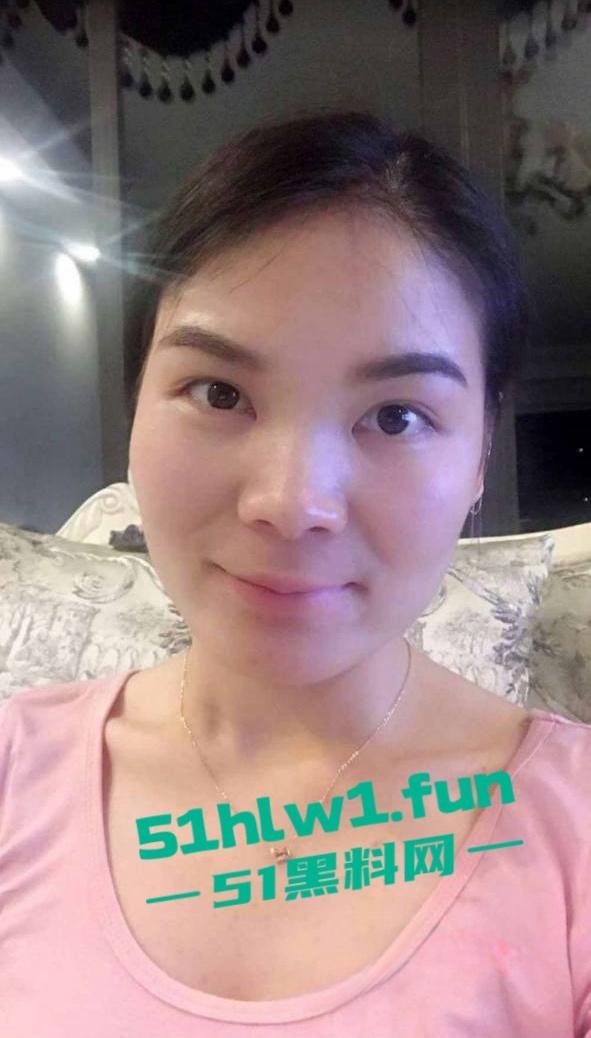 重庆反差熟女人妻【李沐嵘】与炮友的大量裸照流出，平日里贤妻良母私底下非常淫荡。-12