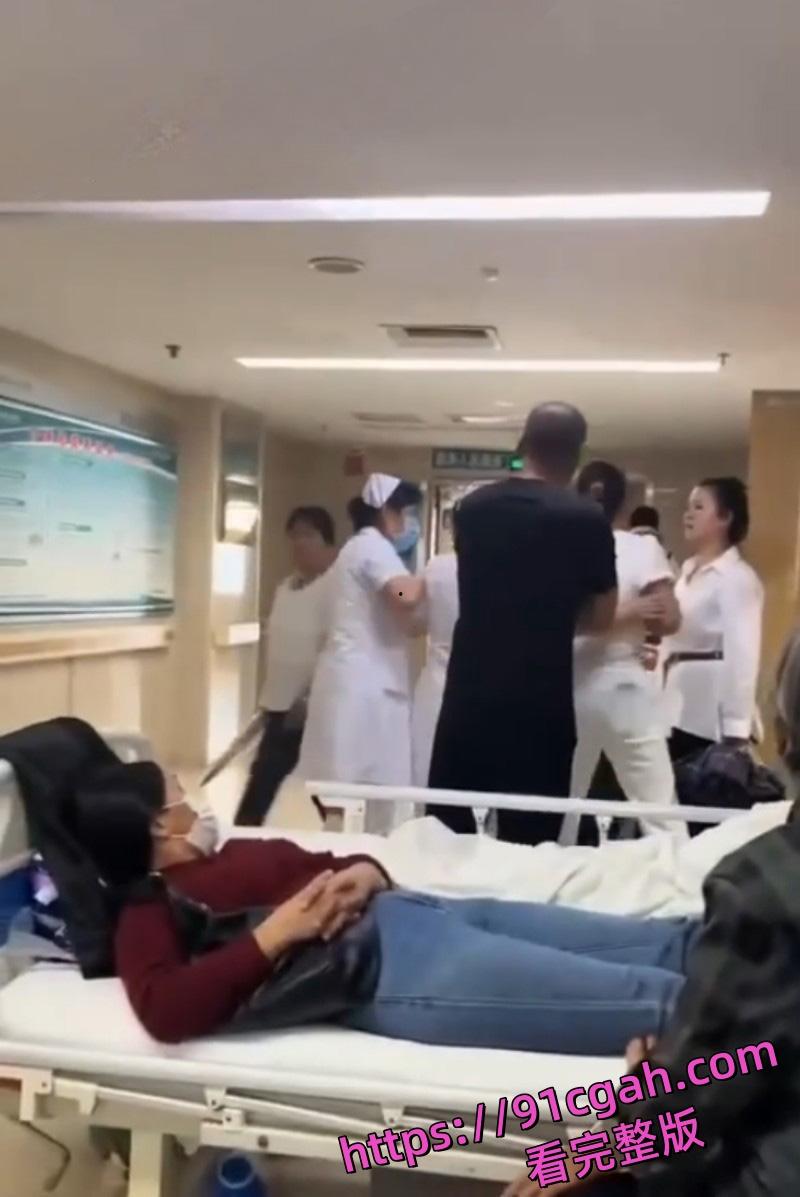 河南驻马店中医院 男子疑似出轨带小三打胎 不料遭原配抓奸 多视角现场视频流出-1