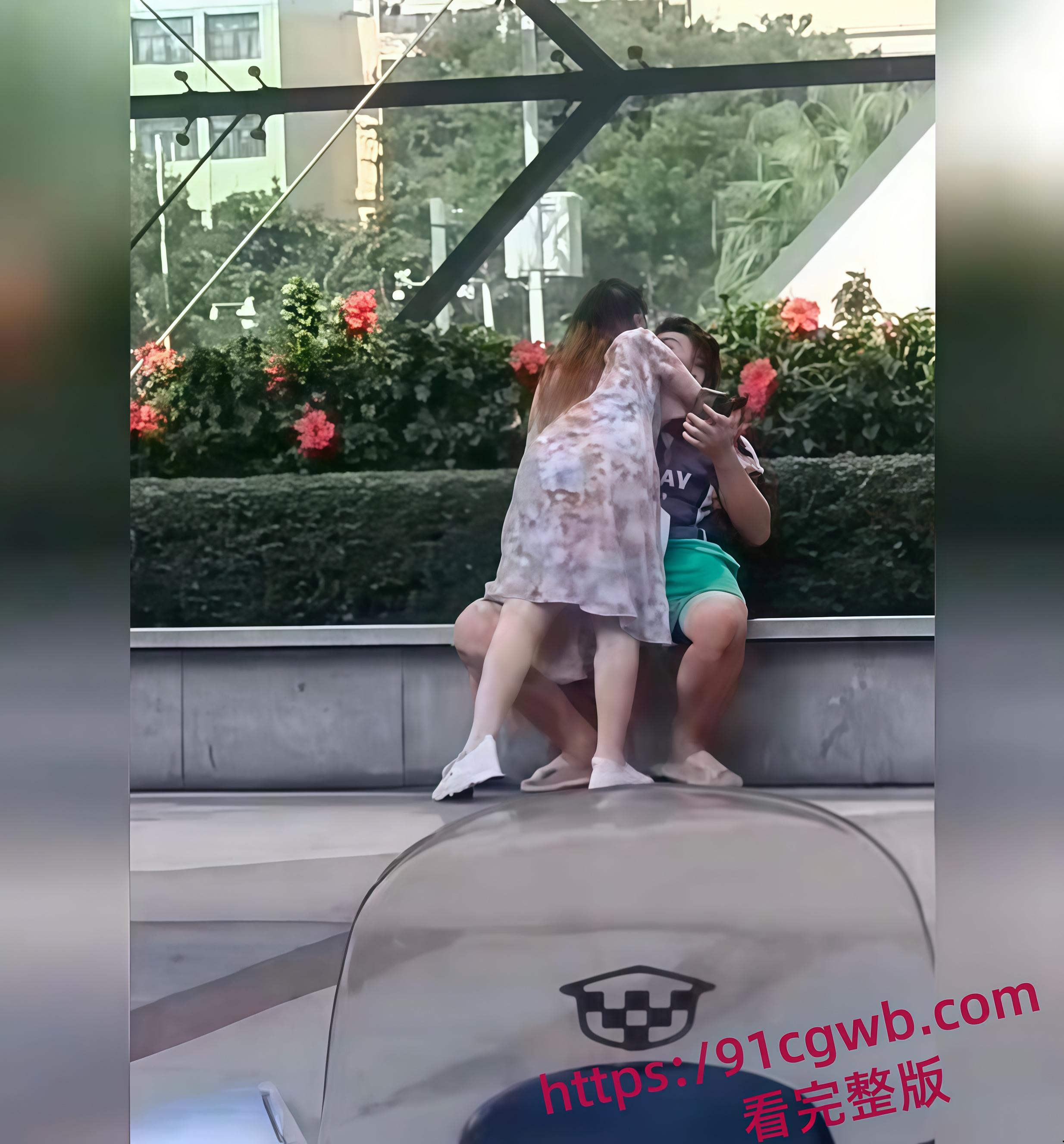 不想努力的小伙与阿姨 阿姨x欲爆棚忍不住当众自摸 俩人直接在公园长椅上手活互撸-4