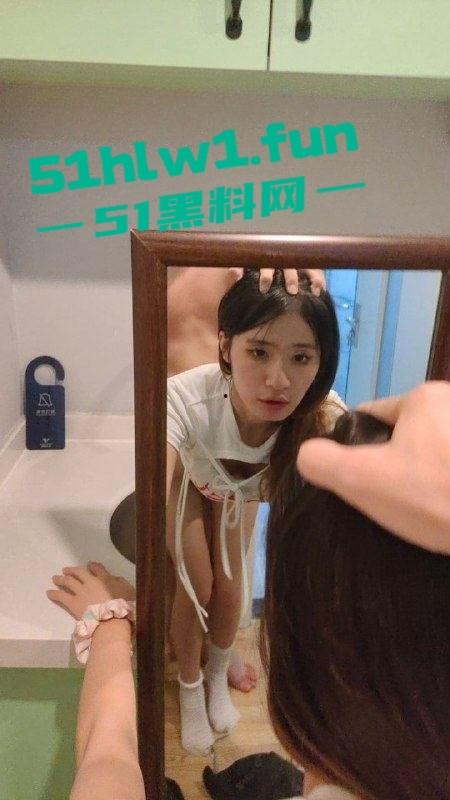 抖音网红【诺崽超甜甜甜】四川母狗被爆不雅行为，连夜删光作品，改名改性别玩消失！-9