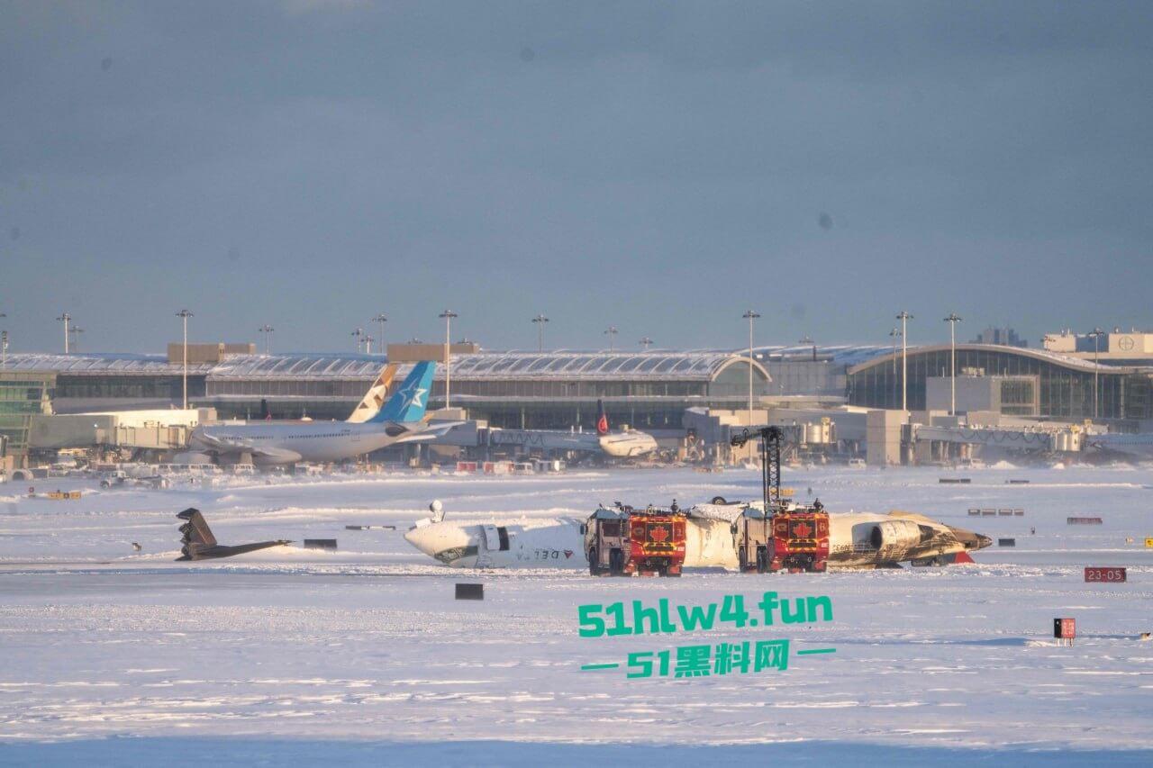 加拿大多伦多达美航空，一架客机因恶劣天气坠毁幸亏降落处厚厚一层积雪，80多名乘客成功撤离。-2