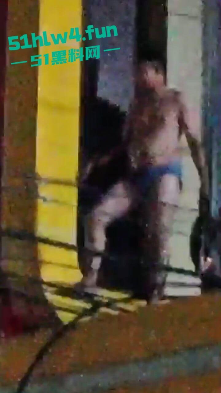 印尼一诈骗公司老板，通过理财诈骗方式骗取当地许多百姓钱财，被抓住后围追堵截，这身手真是了得啊。-4