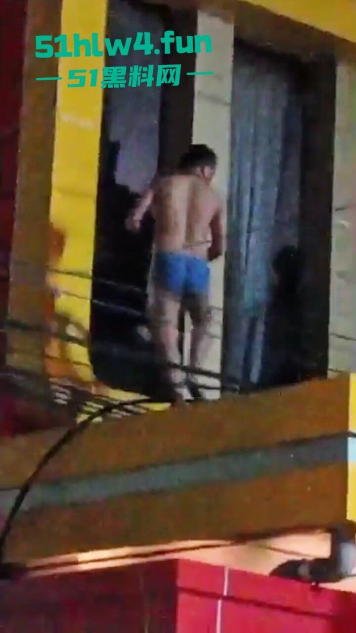 印尼一诈骗公司老板，通过理财诈骗方式骗取当地许多百姓钱财，被抓住后围追堵截，这身手真是了得啊。-10