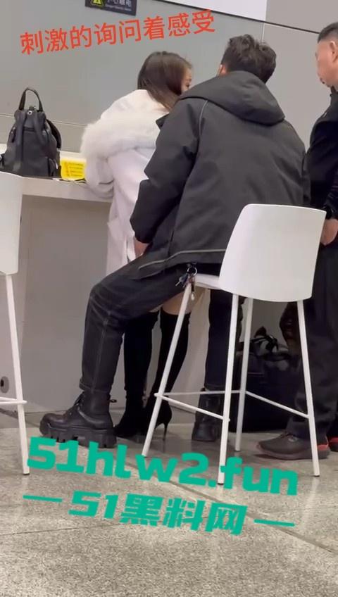 车站候车厅手机充电站惊险一对情侣，不顾周围众人大胆当街做爱视频曝光，这个刺激度也太上头了吧。-5