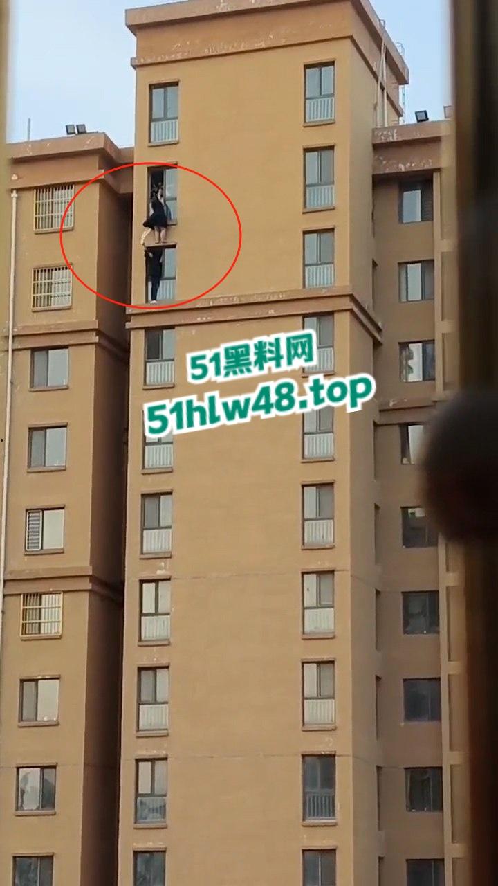 河北定州惊现坦克肉女跳楼，回心转意不跳但四五男人拉不动，女生不幸坠落摔成肉泥！-1