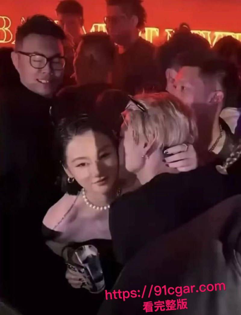 顶流明星 王嘉尔 自曝解决生理需求方式 私生活混乱竟是上海夜店常客 狂欢蹦迪勾搭女粉 床照亲密照全网疯传！-6