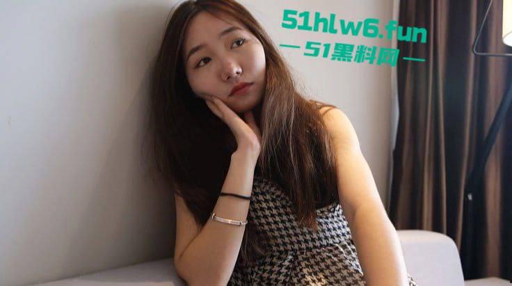 摄影老魔新作，套路单纯女大学生酒店约拍私房写真，加钱后主动脱光被摄影师潜规则无套内射。-6