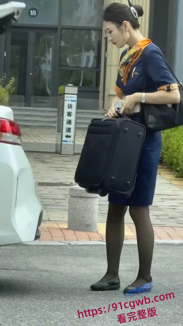 大神潜入东航空姐宿舍窗外偷窥多位空姐日常生活洗澡换衣服重磅泄密-1