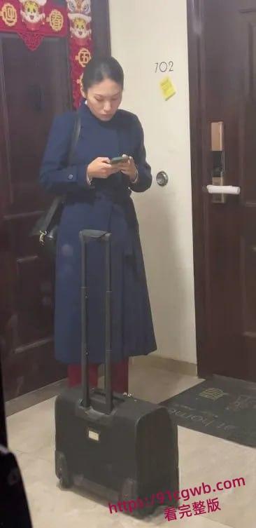 大神潜入东航空姐宿舍窗外偷窥多位空姐日常生活洗澡换衣服重磅泄密-6