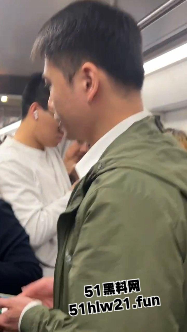 白净大叔竟是地铁痴汉，地铁上顶臀打飞机爆射小仙女屁股，美女羞愤报警被气哭！-1