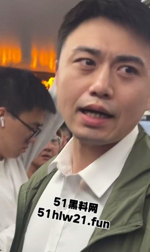 白净大叔竟是地铁痴汉，地铁上顶臀打飞机爆射小仙女屁股，美女羞愤报警被气哭！-7