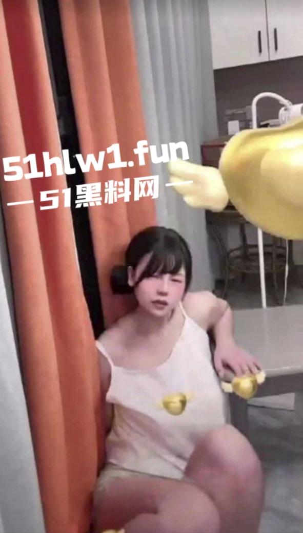 快手【幸子】直播间公然玩调教，骚货被金主塞入跳蛋远程操控爽到高潮失控有钱人真会玩。-2