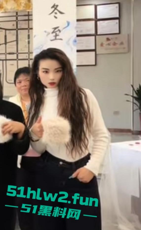 陕西银泰学府【马欣】大年三十车震偷情被抓，逃跑竟拖行原配八米，已婚已育还这么骚？-12