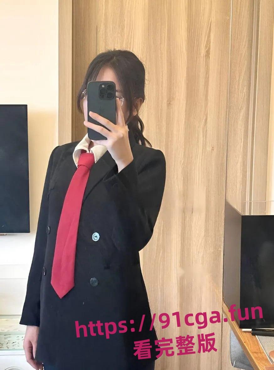 律师白天法庭精英 晚上变福利姬！衬衫解扣撅臀秀逼穴超反差-4