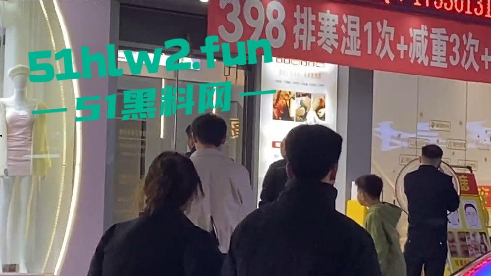 广东揭阳二奶街突发血案，男子美容店内行凶捅店长后自残，警察现场处理成瓜友焦点！-5