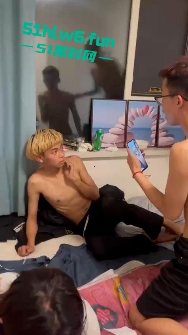 黄毛精神小伙打人事件，黄毛小伙出卖兄弟被对方带人群殴，鞋底抽脸狠跺头皮开肉绽下场凄惨。-1