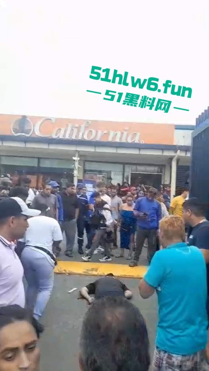 厄瓜多尔突发杀人事件，男子在街边接打电话被枪手近距离开枪射杀，疑似打击报复身中数枪当场死亡 。-3