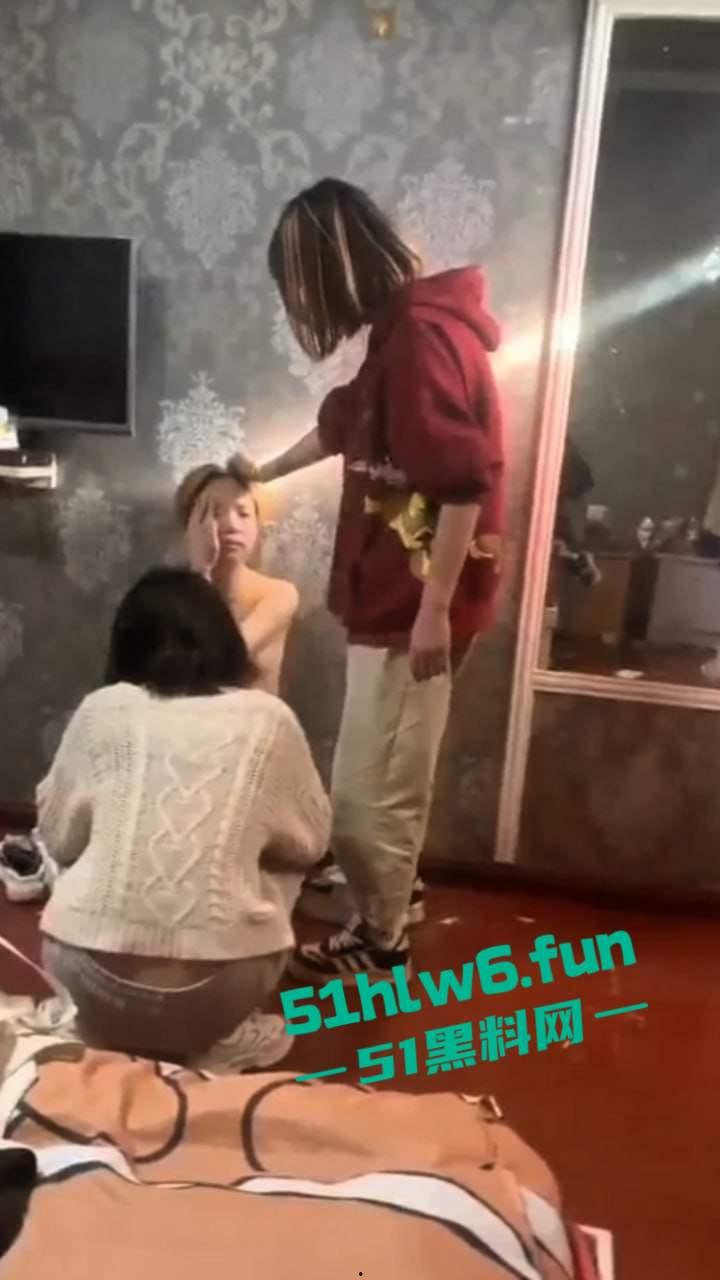 黄毛大奶精神小妹遭社会人霸凌，屋内扒光后酒瓶玩穴各种凌虐小妹，目前几个姐妹已经被逮捕-3