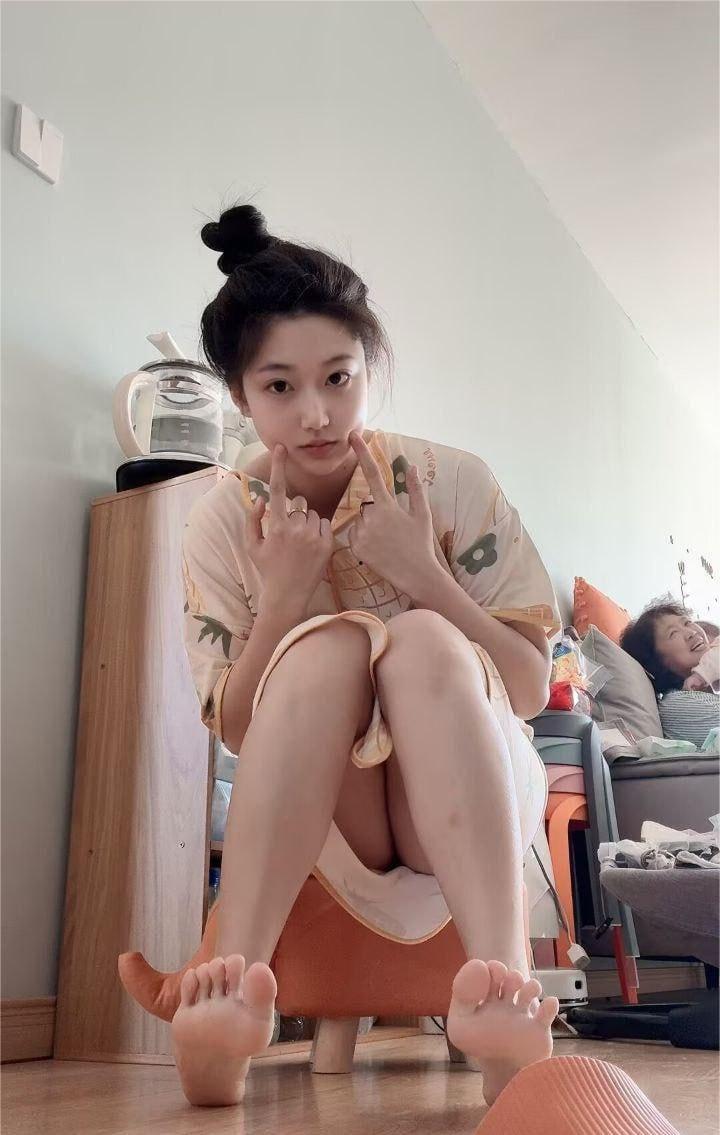 【抖音】微胖高颜值网红 小佳甜心 火辣自拍 秀美脚长腿 诱惑红唇 撩人身材一秒吸睛-5