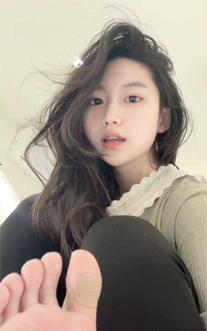 【抖音】微胖高颜值网红 小佳甜心 火辣自拍 秀美脚长腿 诱惑红唇 撩人身材一秒吸睛-6