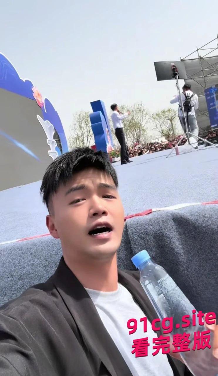 网红歌手林启得师徒恋丑闻曝光！高颜值徒弟姜南被“师傅”亲到床上！-2