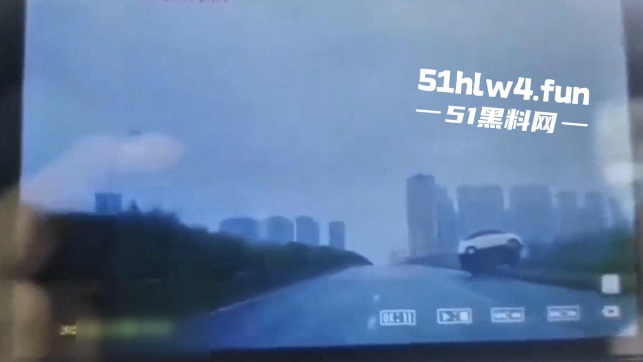 内江资中奇葩车祸五菱宏光加速超车，竟然失控出车祸俩人都变成熊猫脸，看着太搞笑了。-2