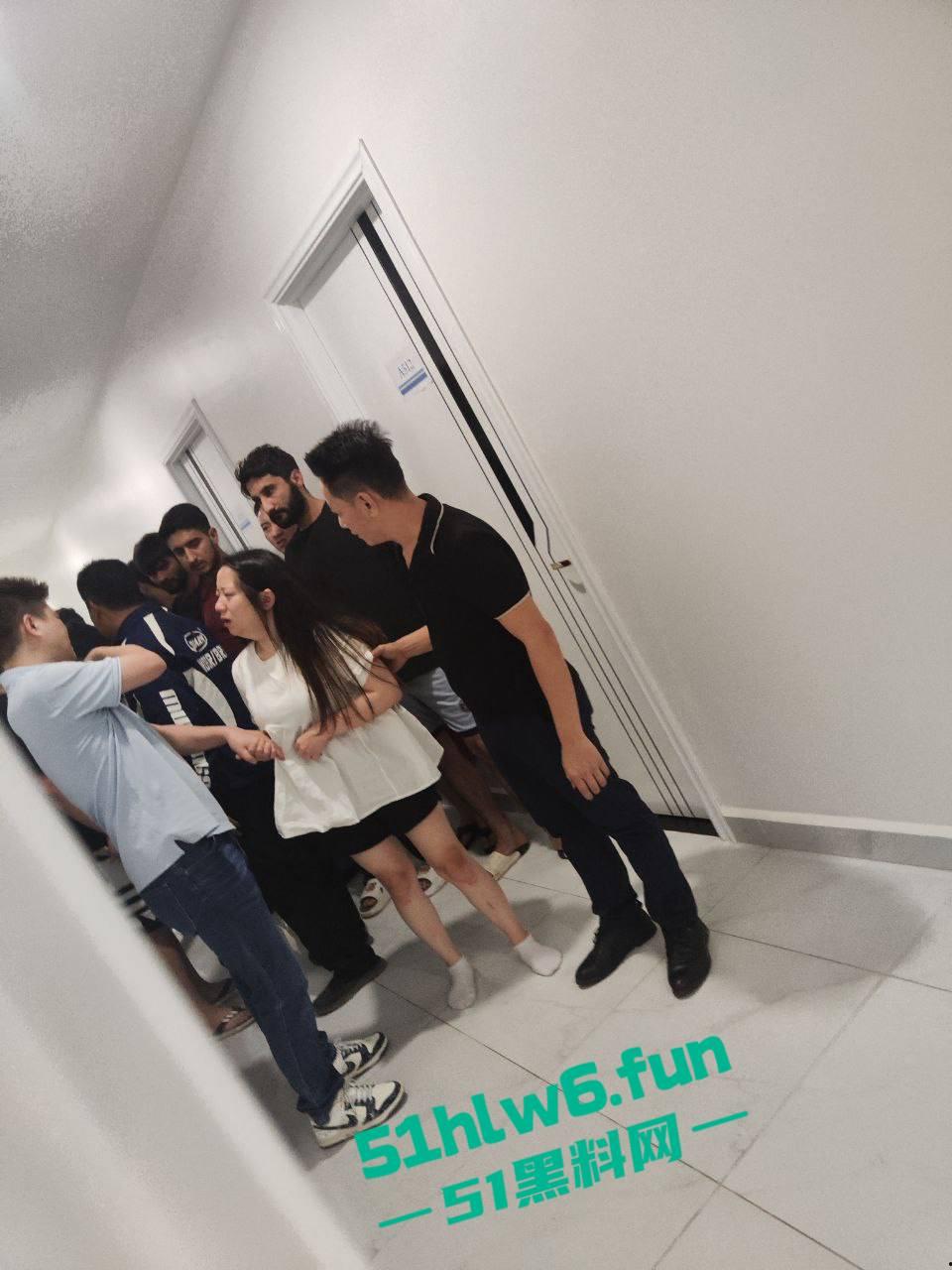 柬埔寨波贝太子园区，韩国男子强奸女子被老外们制止逮捕，韩国男还现场装逼结果直接被警方带走。-2