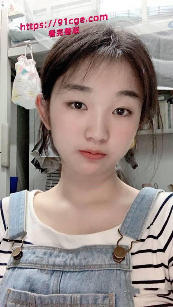 邻家反差乖乖女,长相甜美清纯，皮肤白嫩身材娇小可人，尽显学生妹气质。 渣男分手求和遭拒 ,怒而被曝光她的不雅自拍-1