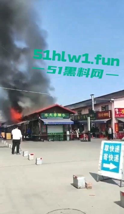 广西钦州北部湾大学城一糖水铺 因小孩放鞭炮引发火灾 现场浓烟滚滚真是造孽！-1