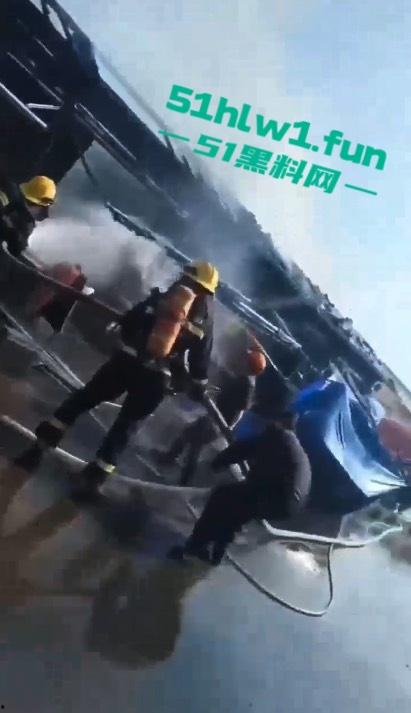 广西钦州北部湾大学城一糖水铺 因小孩放鞭炮引发火灾 现场浓烟滚滚真是造孽！-3