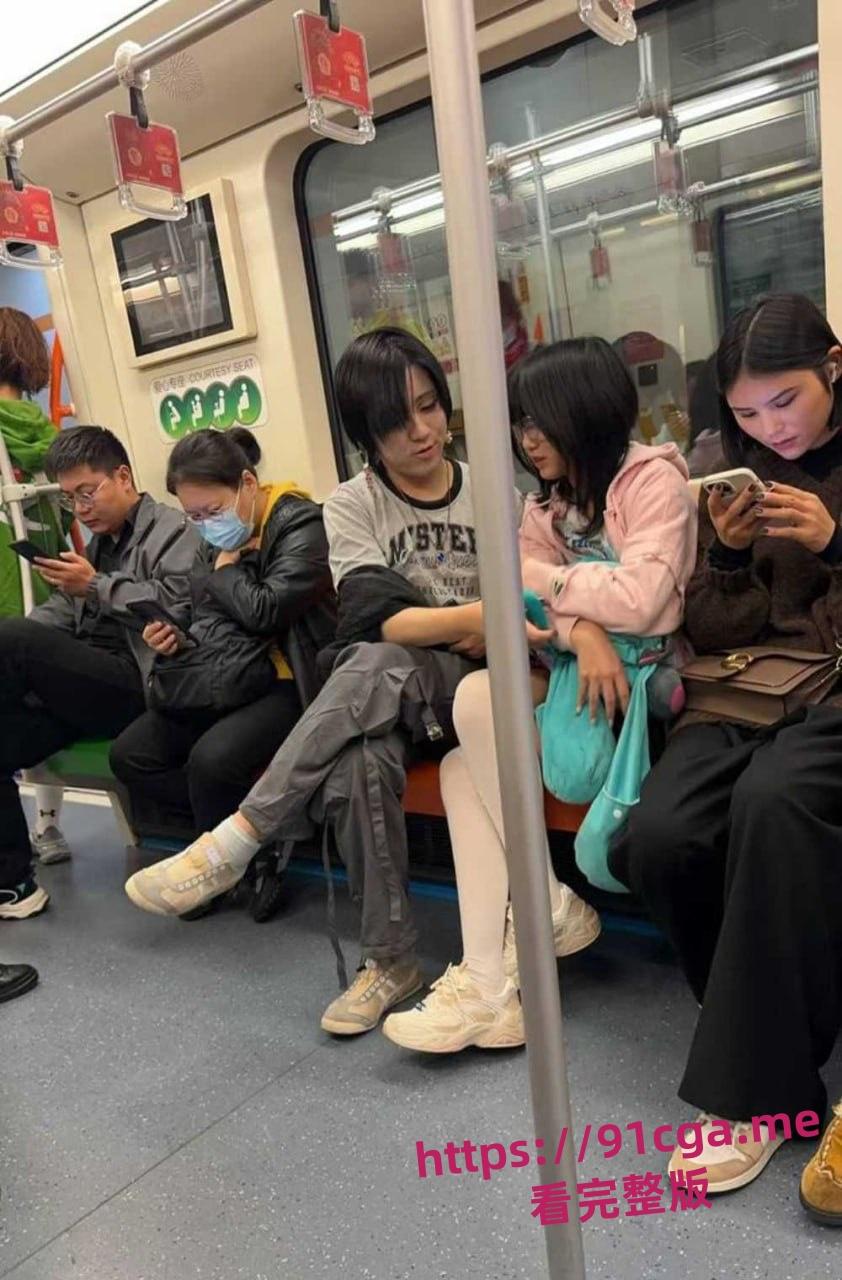 上海地铁7号线一对情侣车厢内 男子伸进女孩裤裆就是一顿掏-2