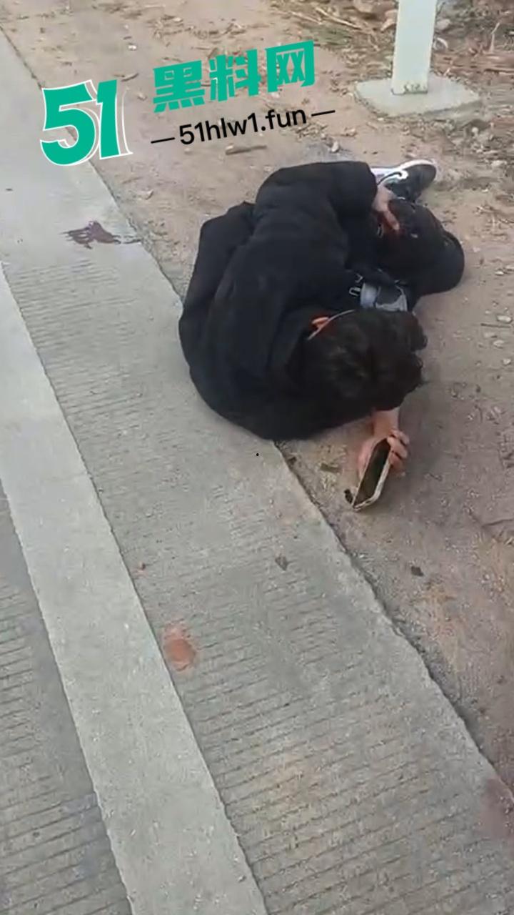 广东一辆秦plus村路嚣张飙速超车撞飞三个小伙后加速逃逸 被撞三人当场毙命血腥现场实拍流出！-1