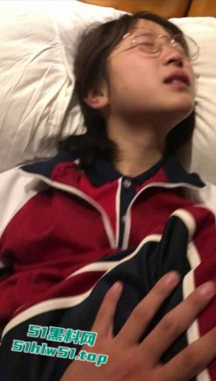 河南实验中学校服眼镜女柯晗星事件，因跟男友监控下偷情，被保安视频威胁开房数十次，最后视频曝光。-11