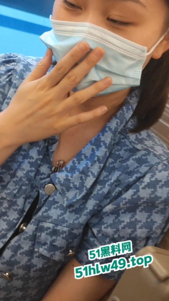 瓜友分享调教自己女友，高铁上调教女友吃鸡巴大胆在车上露出，有这么乖巧听话的骚母狗真是羡慕。-5