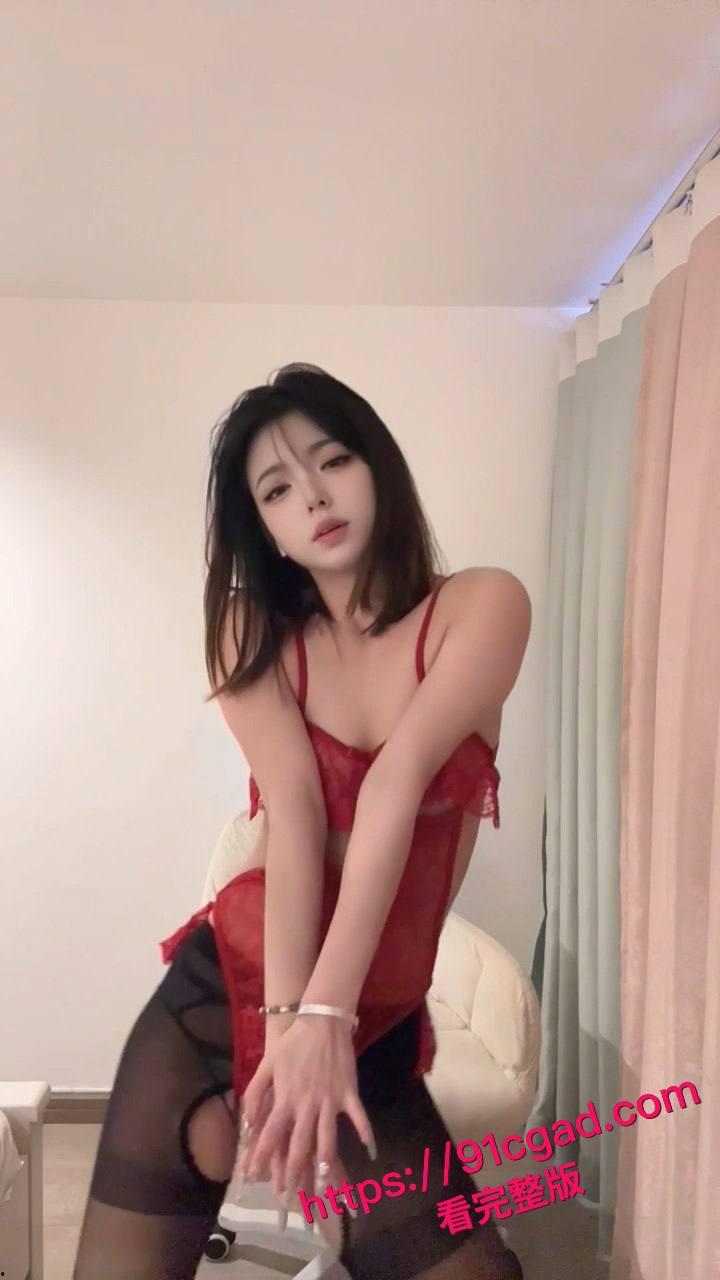 快手擦边女网红瑜婉，情趣内衣紧裹娇躯，火辣身材一览无余！-4