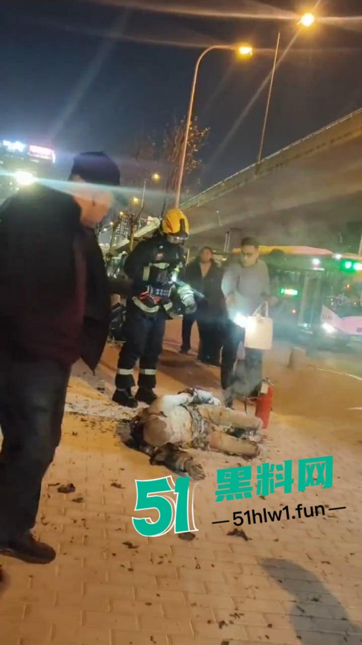 青岛海尔路上演火焰奇葩秀，自焚哥一身火光冲天 想变凤凰结果成了烧鸡？-4