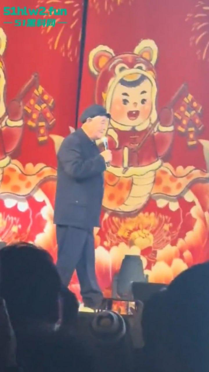 赵本山全球巡回演出在纽约开启第1站，场面宏大人流爆满果然是喜剧之父这影响力杠杠的。-7