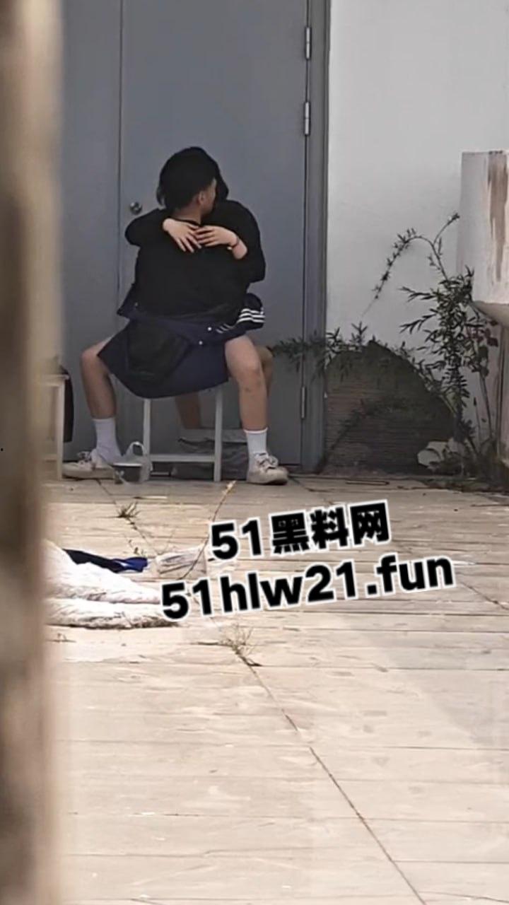 瓜友偷拍高中生做爱，年轻小情侣在学校楼顶拐角当场脱光女上位做爱，现在学生玩的真花。-4