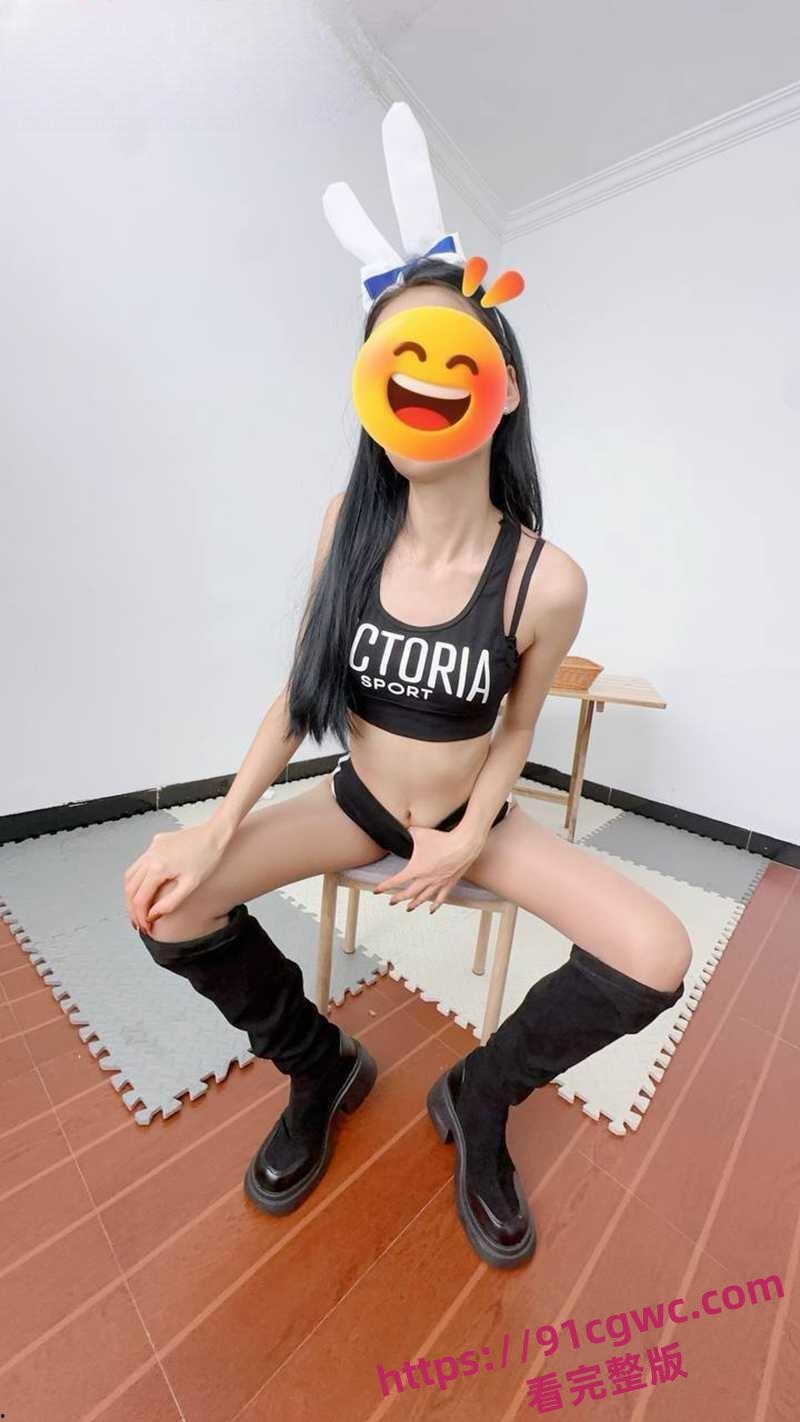 小姨子吵架不理姐夫 房间内强制扣逼 镜前后入爆操内射！-11